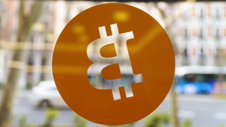 Цената на биткойна отново се насочва към 100 хил. долара