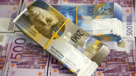 Силният швейцарски франк удря живота в околните страни