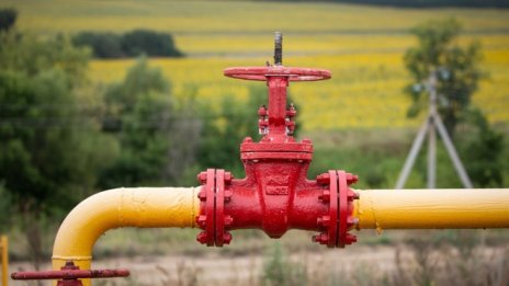 Брентът се насочва към първо седмично поевтиняване от почти 2 месеца