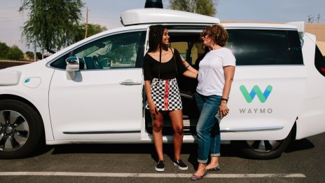 Автономните автомобили на Waymo качват пътници и в центъра на Финикс