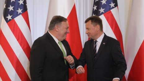 Помпео подписа договора за повече американски войски в Полша