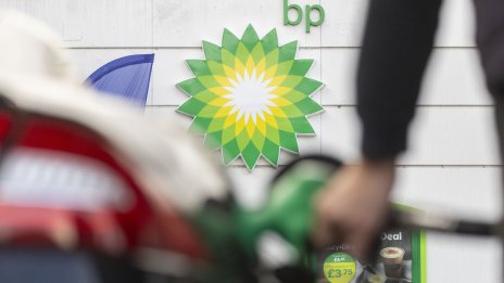 BP свива обратното изкупуване на акции заради растящия дълг и ограничения паричен поток