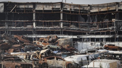 Русия разруши Мариупол. Сега го използва за пропаганда