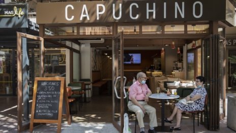 Секторът на услугите във Великобритания се възстанови от омикрон през януари