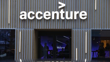 Спадът на резервациите на Accenture засенчи добрите ѝ приходи