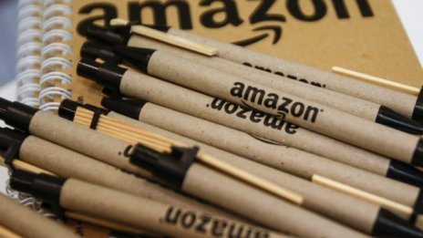 Amazon понижава таксите на търговците, продаващи малки продукти