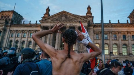 Стотици са арестувани на "антикорона" протести в Берлин