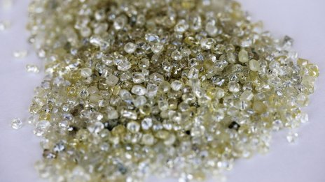 De Beers намалява цените на диамантите в опит да съживи продажбите