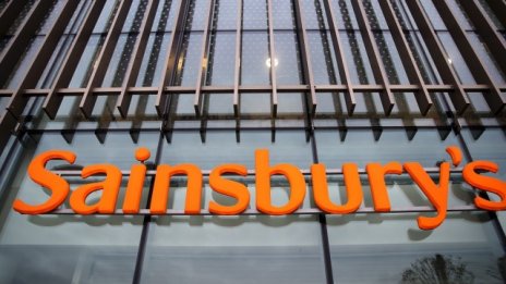 Sainsbury's продължава да се бори със спада на печалбата