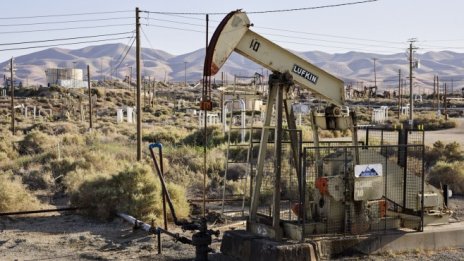 Цената на петрола се стабилизира, но страхът от рецесия все още натежава*