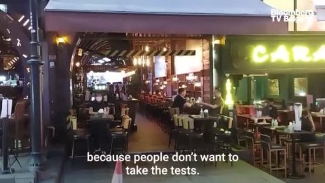 Баровете в Хонконг трябва да се съобразяват с нови правила заради COVID