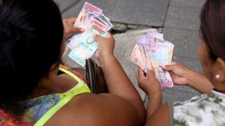 Ще изплува ли Венецуела с ръст на минималната заплата от 34 пъти?