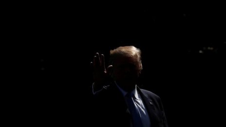 Тръмп се насочва към междинни избори, разтърсен от дела срещу бивши приближени