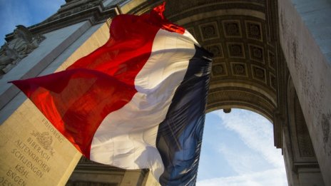 ЕС даде още две години на Франция да свие дефицита си под 3%