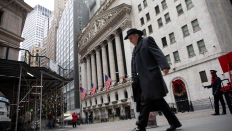 S&P 500 намали загубите в петък, но предпазливостта надделя на Уолстрийт