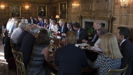 Тереза Мей определи миграцията като първа червена линия в преговорите за Brexit