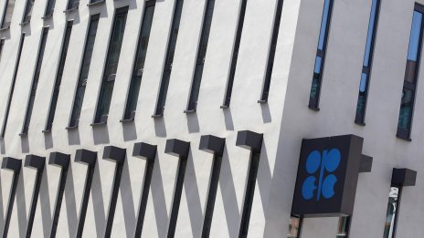 ОПЕК+ запази политиката си без промяна на фона на по-силния петролен пазар