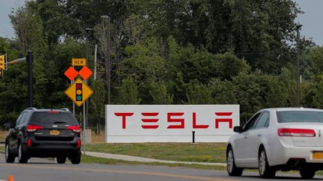 Tesla форсира дискусиите за възможното си сваляне от борсата
