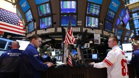 Dow Jones изтри близо 350 пункта