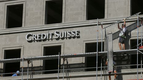 Credit Suisse обмисля да съкрати около 5000 работни места