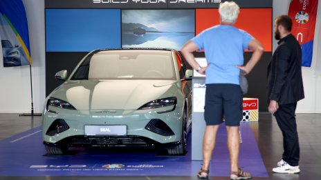 Китай призова ЕС да се откаже от митата върху електромобилите до 4 юли