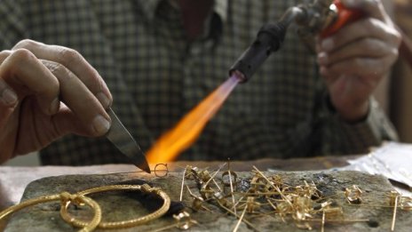 Турски златар продава злато, което реже с тенекеджийска ножица 