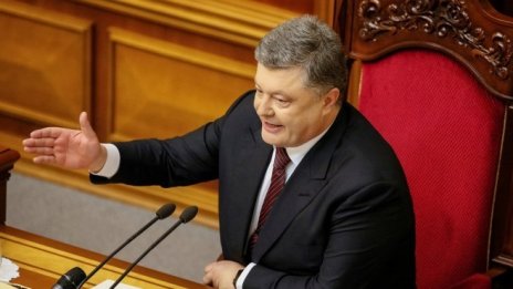 Украинският президент декларира доходи над 455 хил. долара през 2016 г.