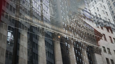 Индексите на Wall Street почти не трепват на фона на ключови икономически данни*