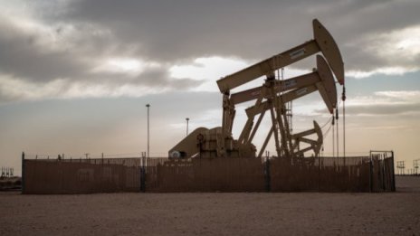 Силният долар и мрачните перспективи за търсенето натежават на цените на петрола*