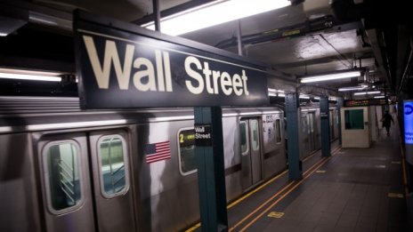 Предпазливите потребители са двигателят на неравномерния борсов подем в САЩ