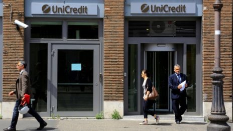 UniCredit планира по-високи дивиденти и по-бързо справяне с лошите кредити