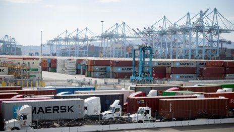 Търговският дефицит на САЩ се свива през август поради по-слабия внос