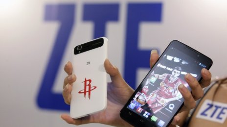 ZTE се върна на борсата, но със срив