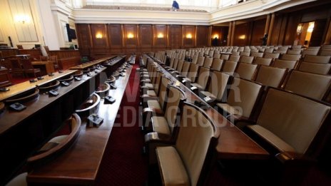 Депутатите одобриха нова месечна помощ за деца без родител