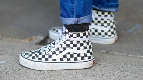 По-слабото търсене в Северна Америка попари прогнозата на собственика на Vans