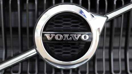 Volvo купува дял в компания за бързи зарядни станции 
