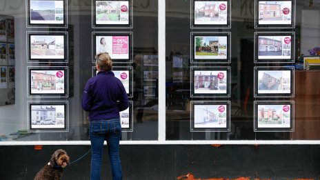 Галопиращите цени на британските жилища изтласкват от пазара купувачи и наематели