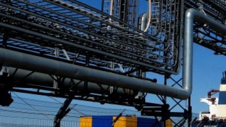 Спад в американските запаси приближи цените на петрола до тримесечен връх*