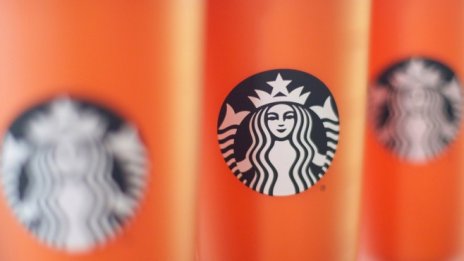 Стратегията на лидера на Starbucks продължава да се отплаща