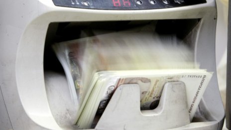 Депозитите на домакинствата с първи спад след банковата паника от юни 2014 г.