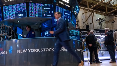 Dow добави 500 пункта след по-умерените коментари на Доналд Тръмп за митата*