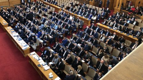 Политолог: Червените линии между партиите тежат сериозно на политическата система