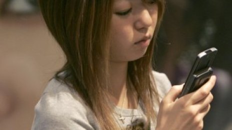 iPhone губи позициите си в Китай, изместен от евтини, но "умни" местни модели 