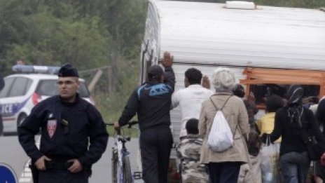 Франция обмисля премахването на трудовите ограничения за българи и румънци