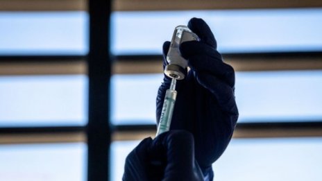 Европейската агенция по лекарствата препоръчва четвърта доза иРНК COVID ваксина при хора над 80 г.