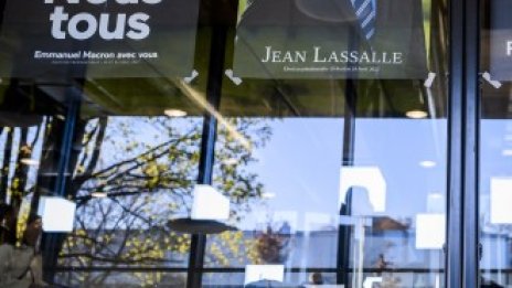 Макрон и Льо Пен влизат в оспорвана битка на първия тур на изборите във Франция