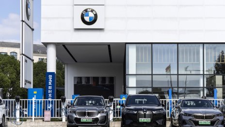 Продажбите на BMW за 2024 г. се свиват заради сервизни акции и спада в Китай