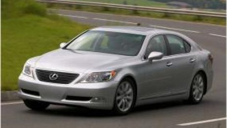 Луксозен модел на Toyota дава засечки