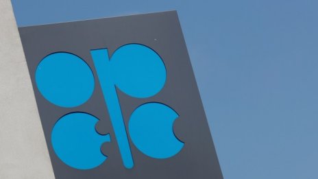 ОПЕК очаква по-малък излишък на петролните пазари догодина