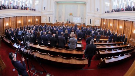Работата на парламента забуксува още в първия ден